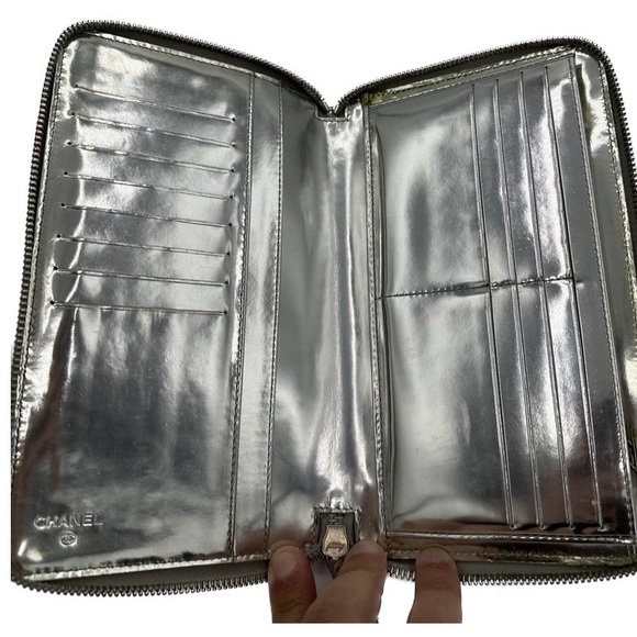 CHANEL Matelasse Rare Metallic Patent Leather Zip Around Wallet or Clutch - Picture 3 of 7